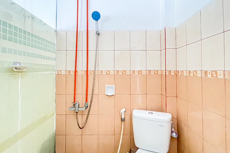 Bathroom 2, Urbanview Hotel Graha Sylva Lestari Balikpapan by RedDoorz, Balikpapan