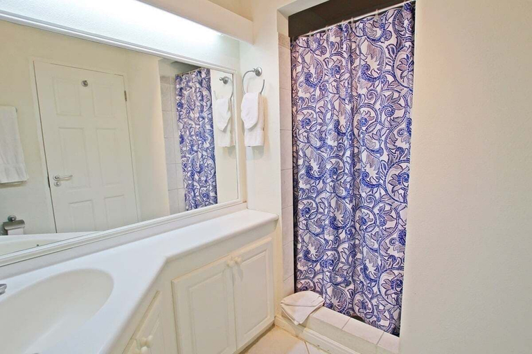 Bathroom 4, Leith Court by BSL Rentals