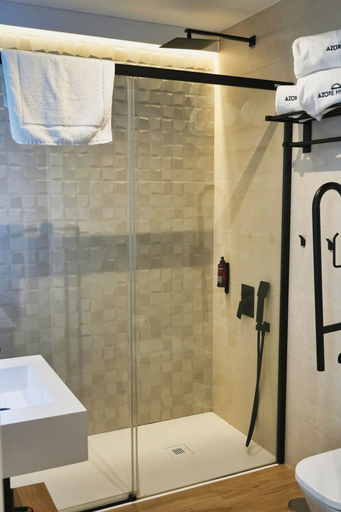 Bathroom 5, Azure Homes, Cádiz