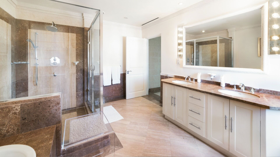 Bathroom 2, Smugglers Cove by Blue Sky Luxury