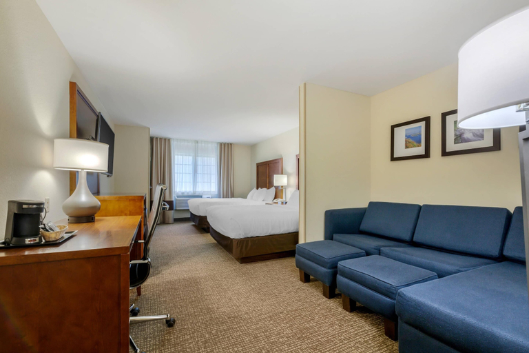 Bedroom 4, Comfort Suites Johnson Creek Conference Center, Jefferson