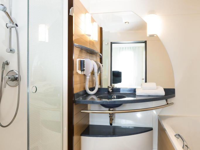 Bathroom 4, Novotel Suites Paris CDG Airport Villepinte, Val-d'Oise