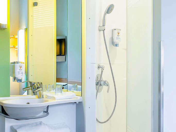 Bathroom 5, ibis budget Frankfurt City Ost, Frankfurt am Main