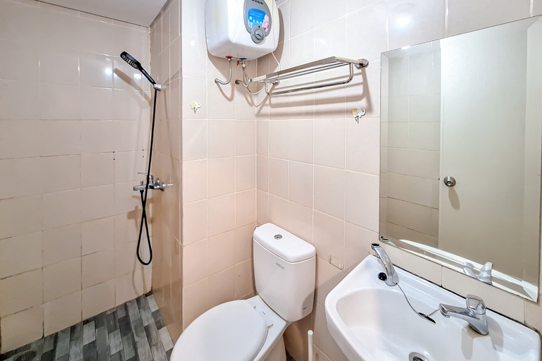Bathroom, RedDoorz @ Apartemen Parahyangan By RI Management, Bandung