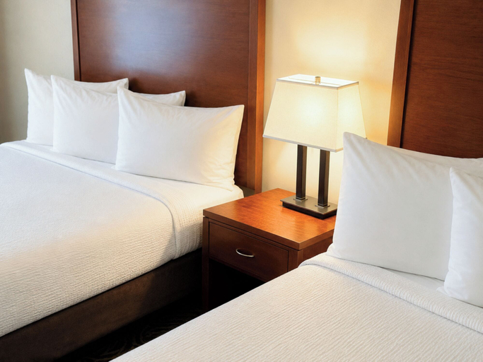 Bedroom 4, Deerfoot Inn & Casino, Division No. 6