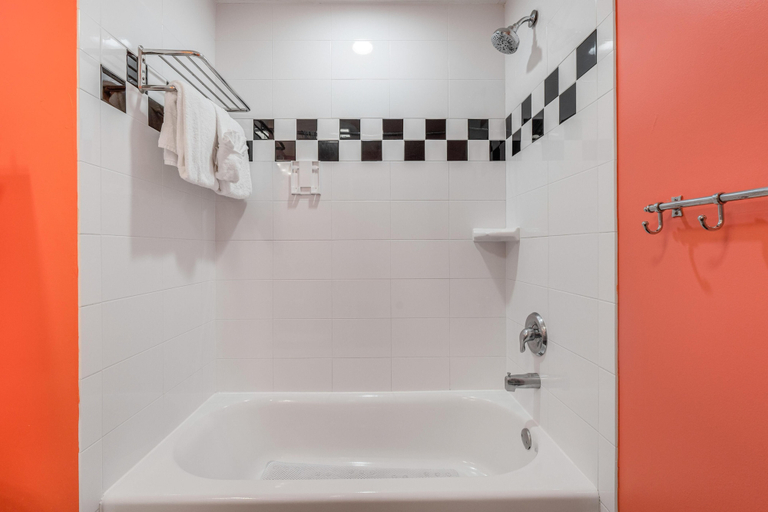 Bathroom 4, Harbour House 215, Lee