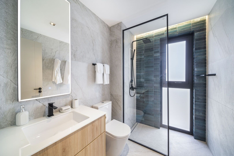 Bathroom, Allure 501 3 Bedroom Apts