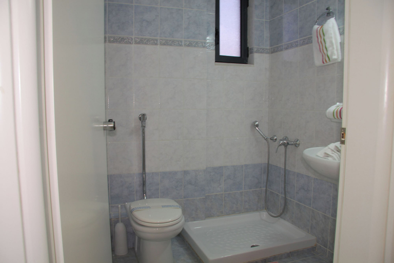 Bathroom 4, Hotel Giorgio, Attica