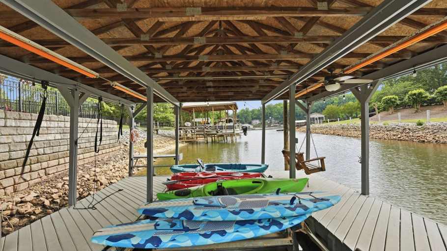 Food & Drinks, Lakefront Home w Pool, Dock, Fire Pit & Game Room Sip, Sip Away by Avantstay, Lincoln