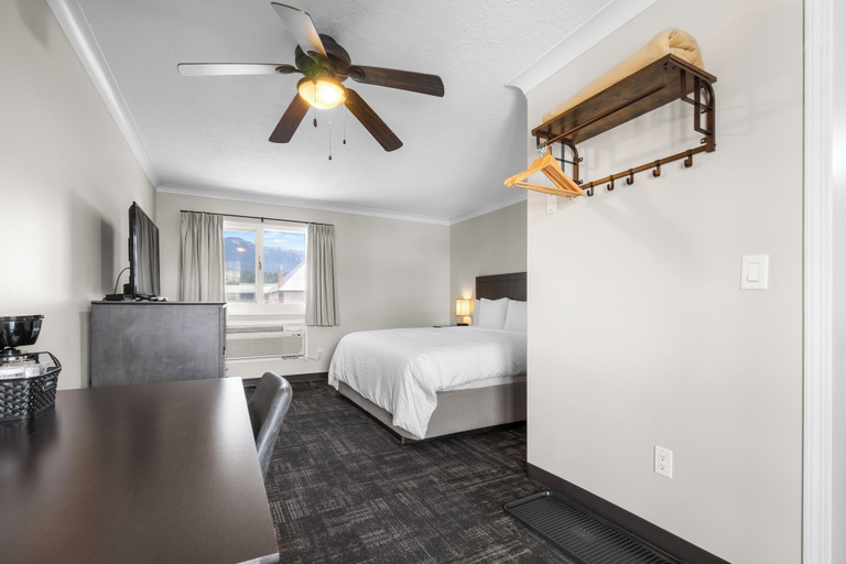 Bedroom 3, The Lodge at Arrow Lakes, Central Kootenay