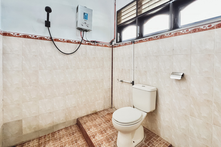 Bathroom 2, RedDoorz @ Sibayak Multi National Berastagi, Karo