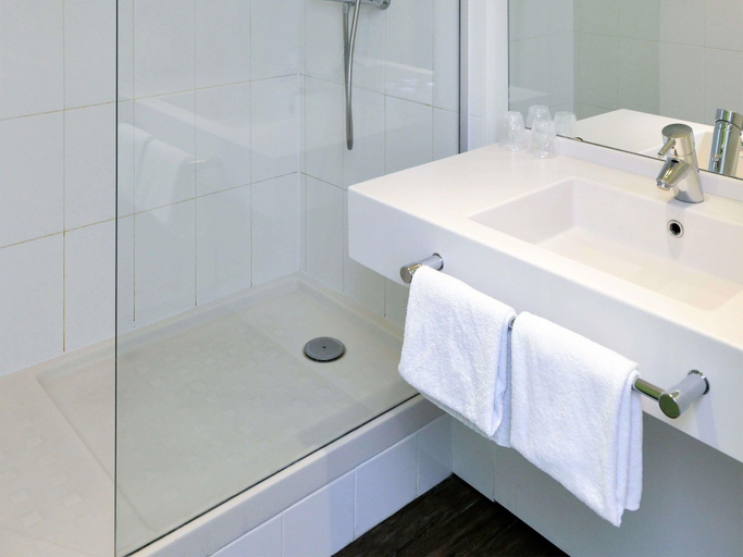 Bathroom 5, ibis Styles Angouleme Nord, Charente