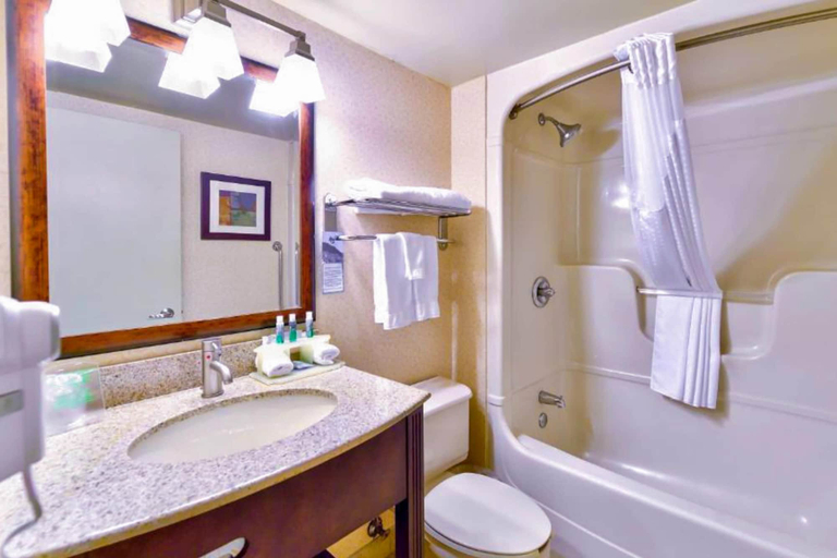 Bathroom 4, Quality Inn Saint-Jean-sur-Richelieu, Le Haut-Richelieu