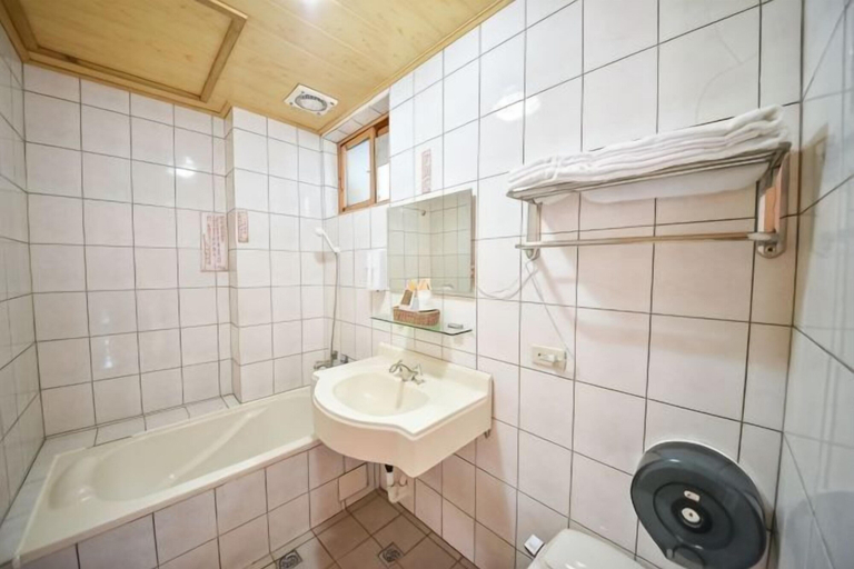 Bathroom 3, Beverly Hills, Nantou