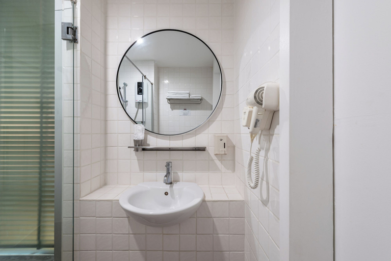Bathroom 4, The Bedrooms Boutique Hotel, Wattana