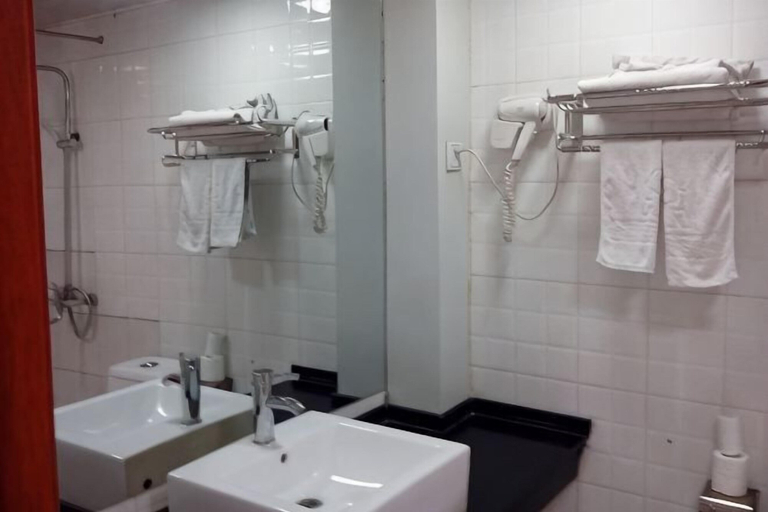 Bathroom, Jinfuyuan Express Hotel, Huainan