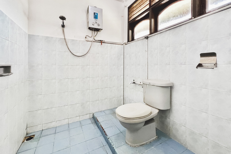 Bathroom 3, RedDoorz @ Sibayak Multi National Berastagi, Karo