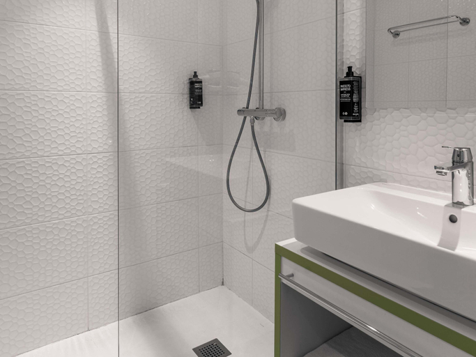 Bathroom 5, ibis Styles Fougères, Ille-et-Vilaine