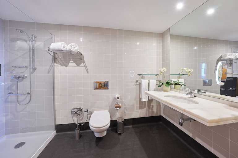 Bathroom 4, Golden Residence Hotel, Funchal