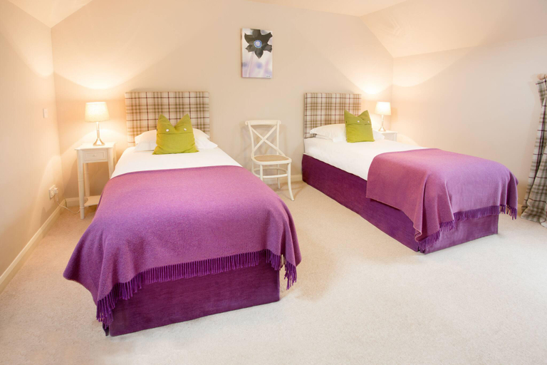 Bedroom 2, Simmental Cottage Daviot, Highland