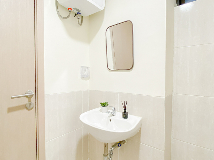Bathroom 5, Great Choice 2BR at Apartment Meikarta District 2 By Travelio, Cikarang