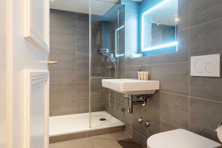 Bathroom 4, Hitrental Chapel Bridge Apartments, Luzern