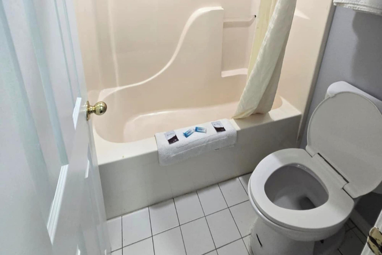 Bathroom 4, Stay Inn Checotah near Eufaula Lake, McIntosh