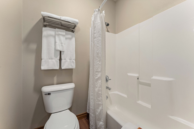 Bathroom 3, Redwood Garden Inn, Josephine