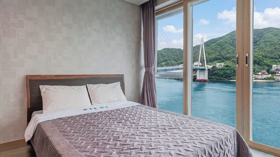 Bedroom 1, Yeosu Janggun Island Pension, Yeosu