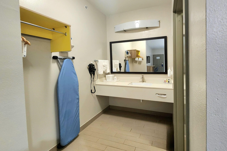 Bathroom 5, Days Inn & Suites by Wyndham Katy, Houston