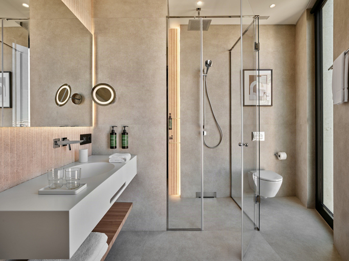 Bathroom 5, Crowne Plaza DURRES by IHG, Durrësit