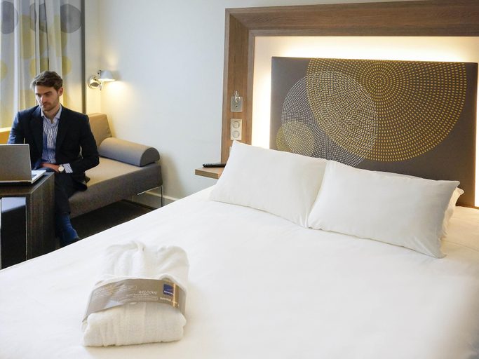 Bedroom 3, Novotel Paris Saclay, Essonne