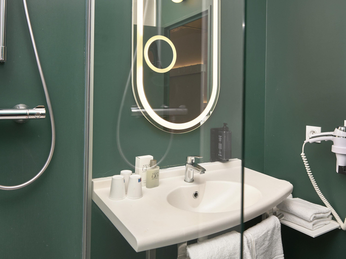 Bathroom 4, Ibis Annecy Cran Gevrier Hotel, Haute-Savoie