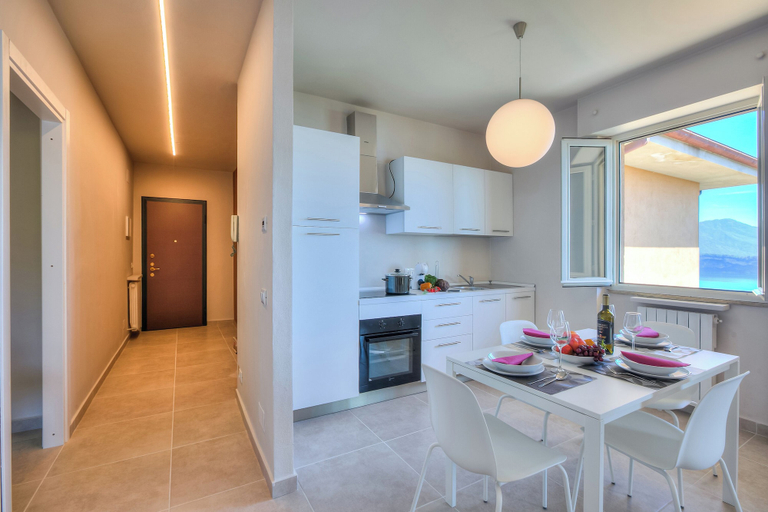 Private kitchen 2, The Golden View: 2-bed Apartment w/ AC, Verbano-Cusio-Ossola