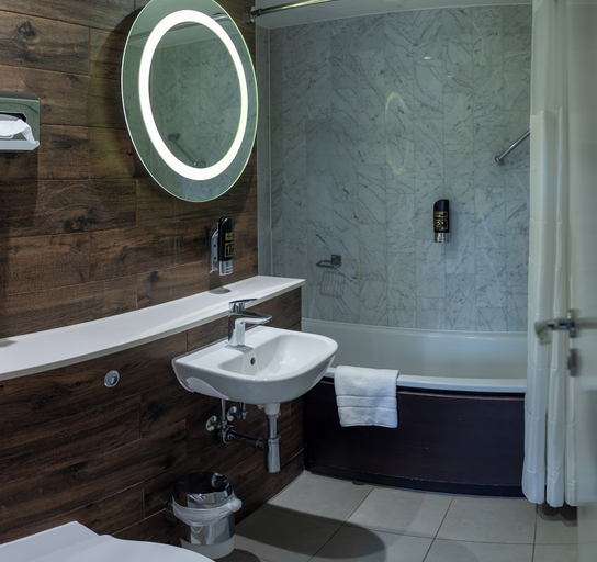 Bathroom 4, a&o London Docklands Riverside, London