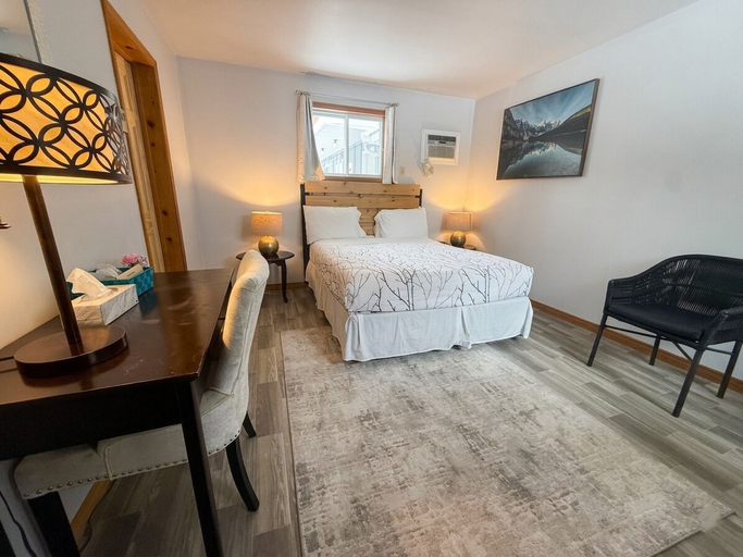 Room 5, Whispering Pines Resort, Lambton