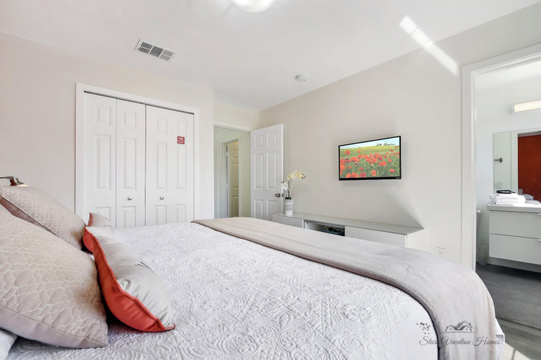 Room 2, Charming Townhouse w/ Pool Near Disney Parks!, Osceola