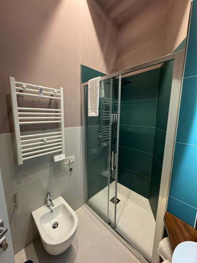 Bathroom 3, Poerio Station Rooms & Apartment, Napoli