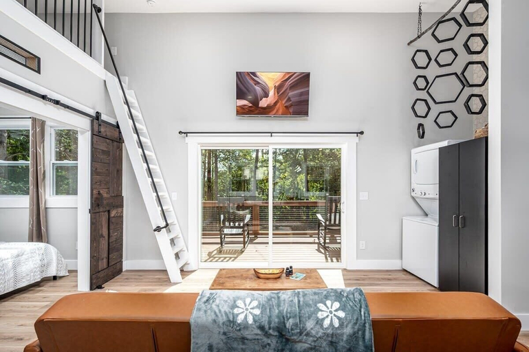 Interior 3, Two Tree Houses - Beehive & H20, Chatham