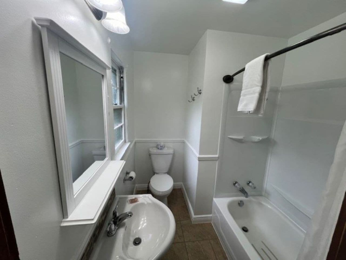 Bathroom 2, Scott's Superior Inn and Cabins, Ontonagon