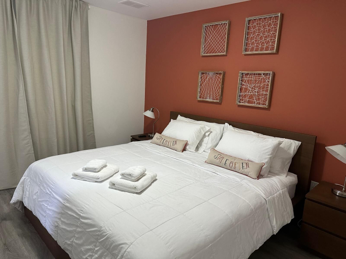 Room 4, Charming Townhouse w/ Pool Near Disney Parks!, Osceola