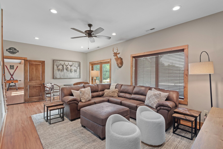 Interior 5, Grandview Pointe, Avery