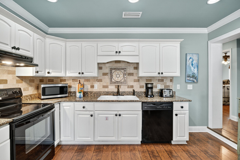 Interior 5, Sweet Caroline, Bay