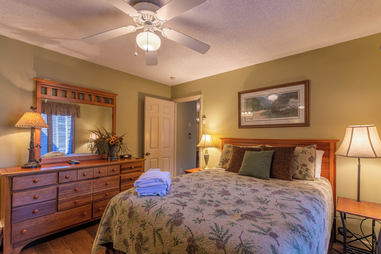 Interior 3, Bear Pause 2BR Walk to Downtown Blowing Rock, Watauga