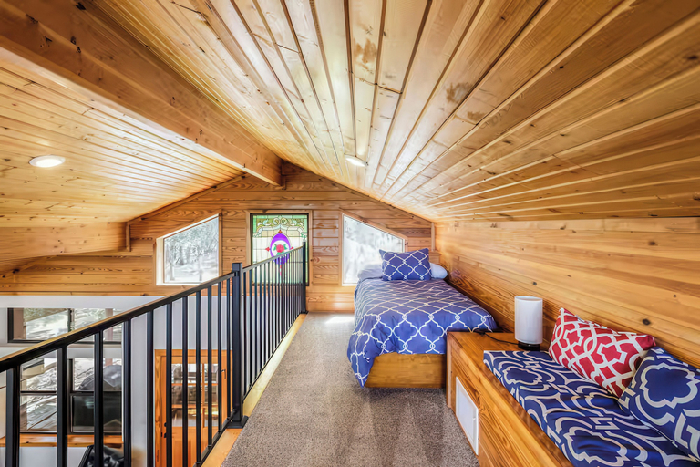 Room 5, Olinca Ranch, Hays