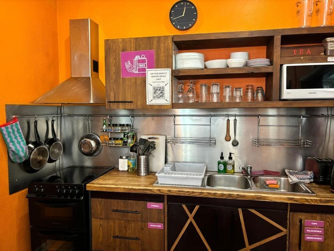 Private kitchen, The Naughty Squirrel Backpackers, Riga