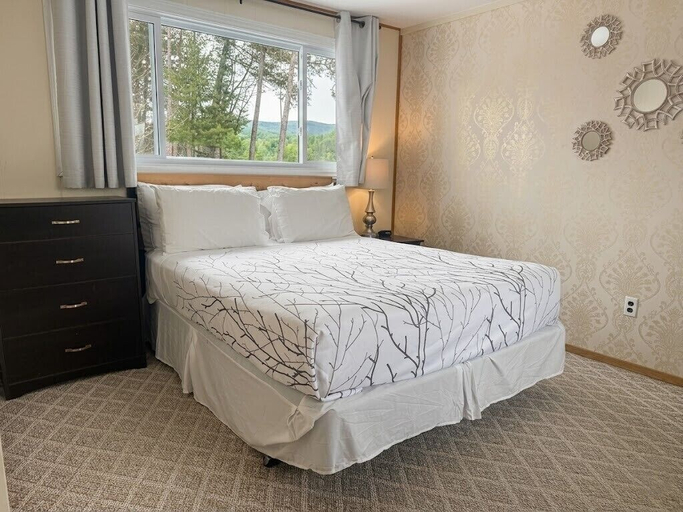 Room 3, Whispering Pines Resort, Lambton