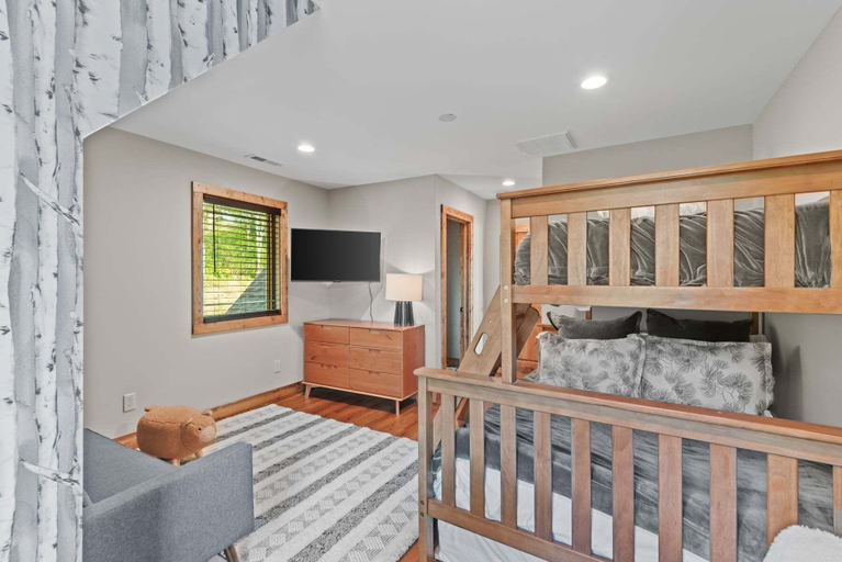 Interior 3, Grandview Pointe, Avery
