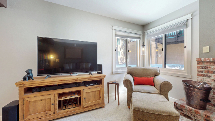 Interior 2, Mountain Condo Spa Pool and Ski Shuttle Access, Mono