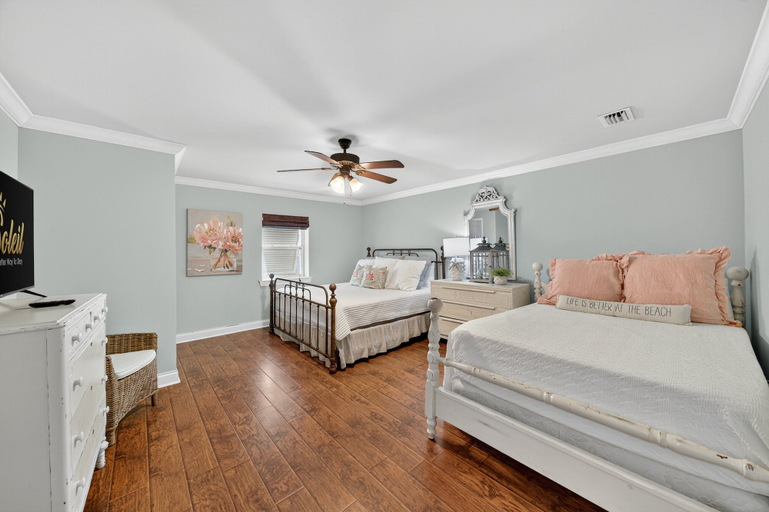 Interior 4, Sweet Caroline, Bay